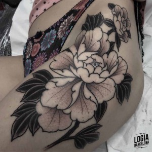 tatuaje_muslo_flores_logiabarcelona_willian_spindola_